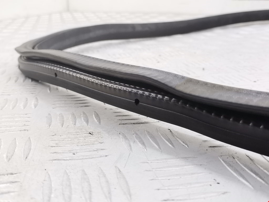 Уплотнитель двери VOLKSWAGEN Passat B7 2011-2015