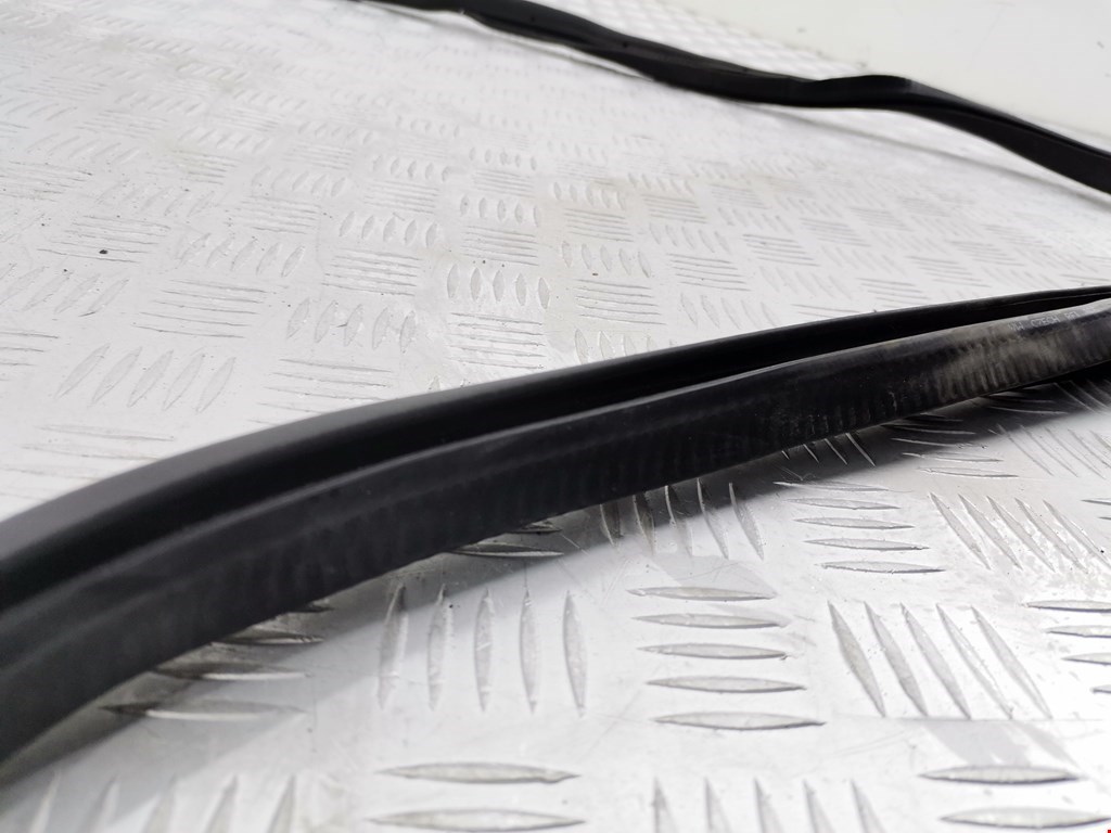 Уплотнитель двери VOLKSWAGEN Passat B7 2011-2015