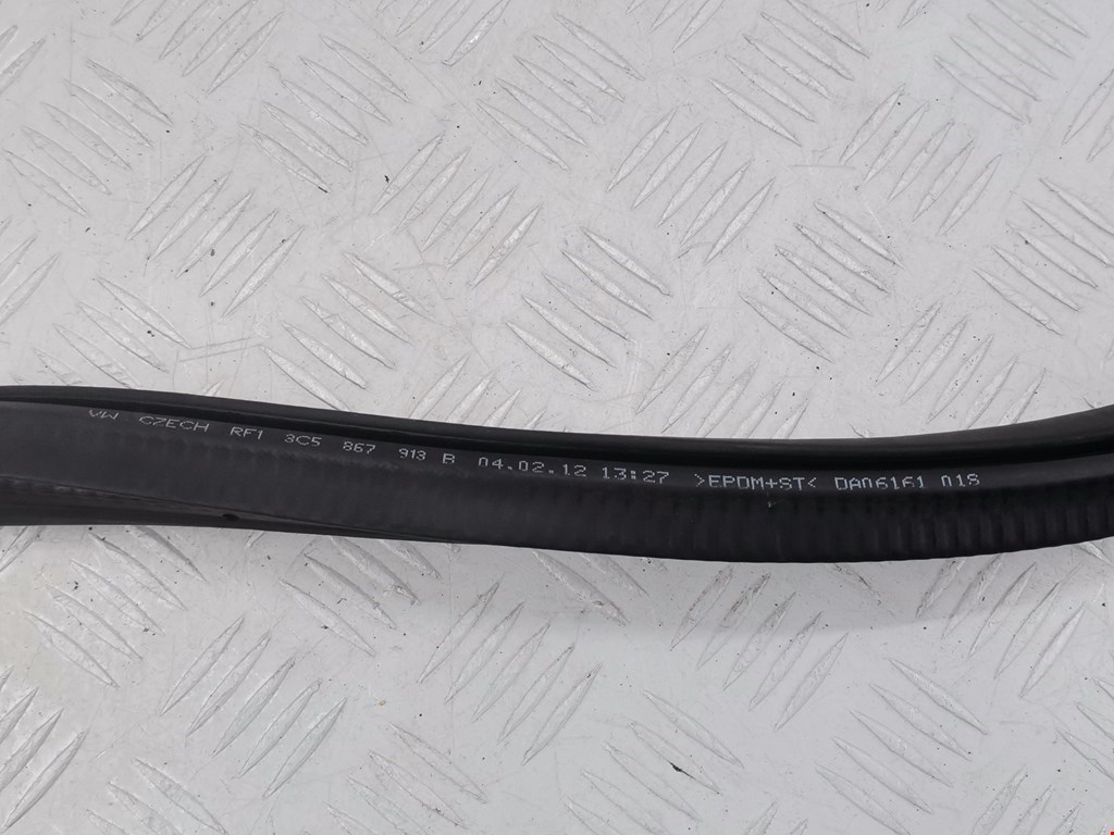 Уплотнитель двери VOLKSWAGEN Passat B7 2011-2015