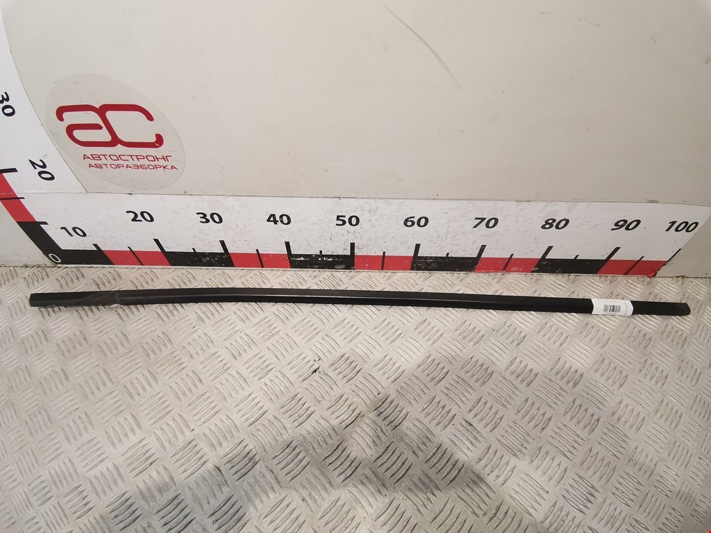 Накладка декоративная (молдинг) стекла двери передней правой Volkswagen Touran 1 (2003-2015)