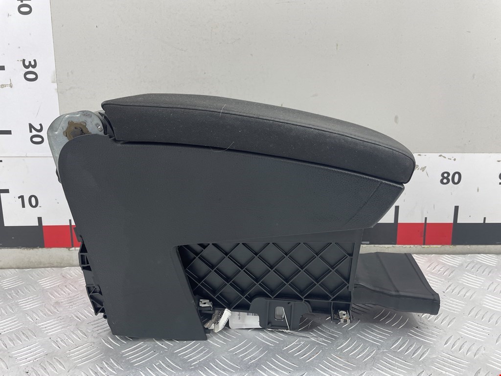 Подлокотник в салон VOLKSWAGEN Passat B7 2011-2015