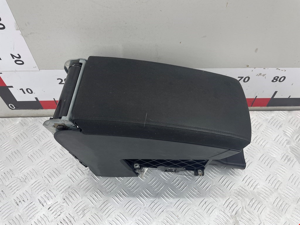 Подлокотник в салон VOLKSWAGEN Passat B7 2011-2015