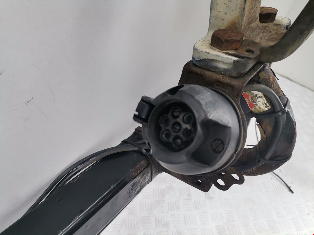 Фаркоп (прицепное устройство) VOLKSWAGEN Passat B7 2011-2015