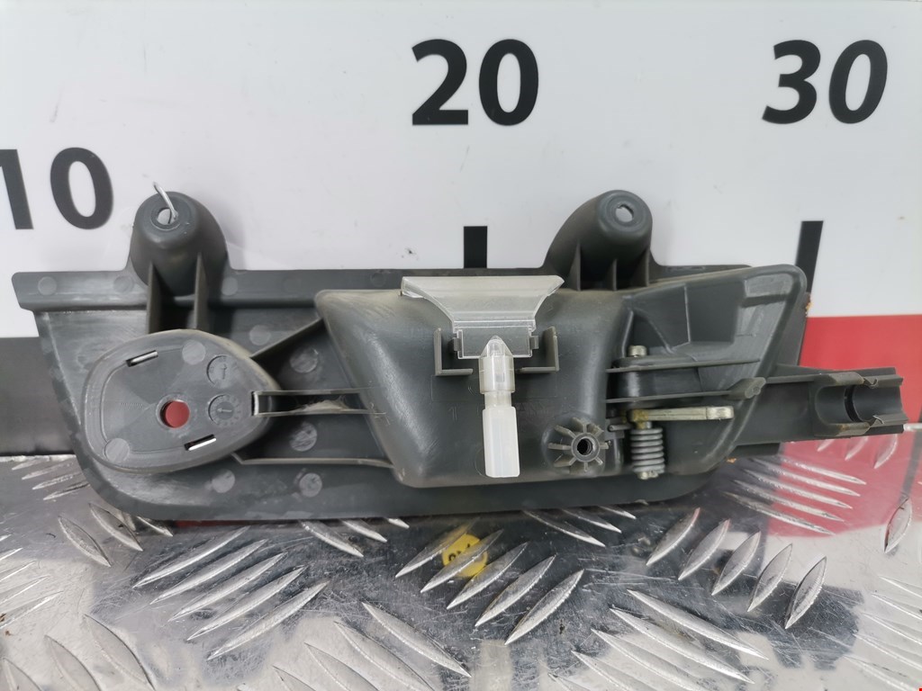 Ручка дверная задняя внутренняя левая AUDI A4 B6 2001-2005