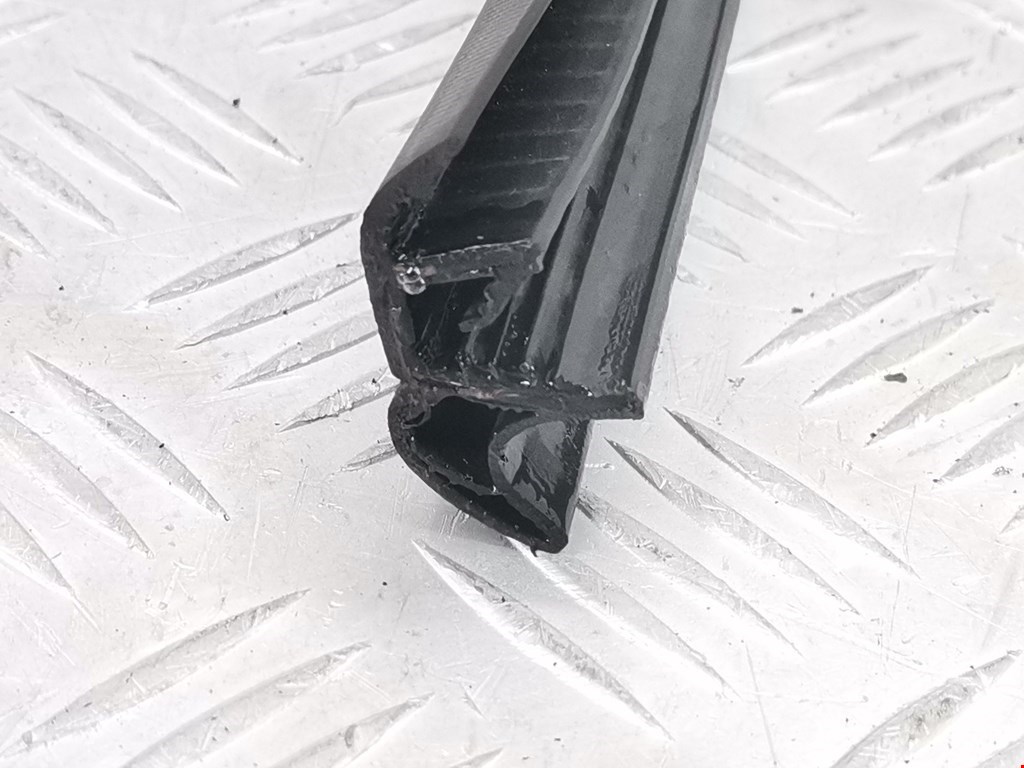 Уплотнитель двери FORD C-MAX 2010-2019