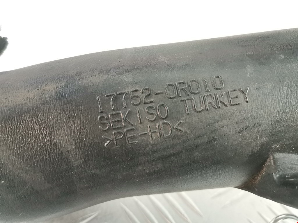 Патрубок воздушного фильтра TOYOTA Avensis 2009-2015