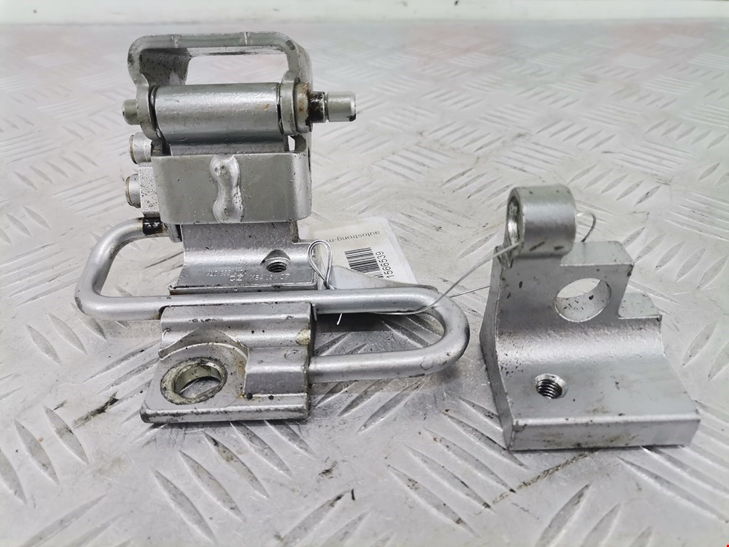 Петля двери задней правой Audi Q7 4L (2005-2015)