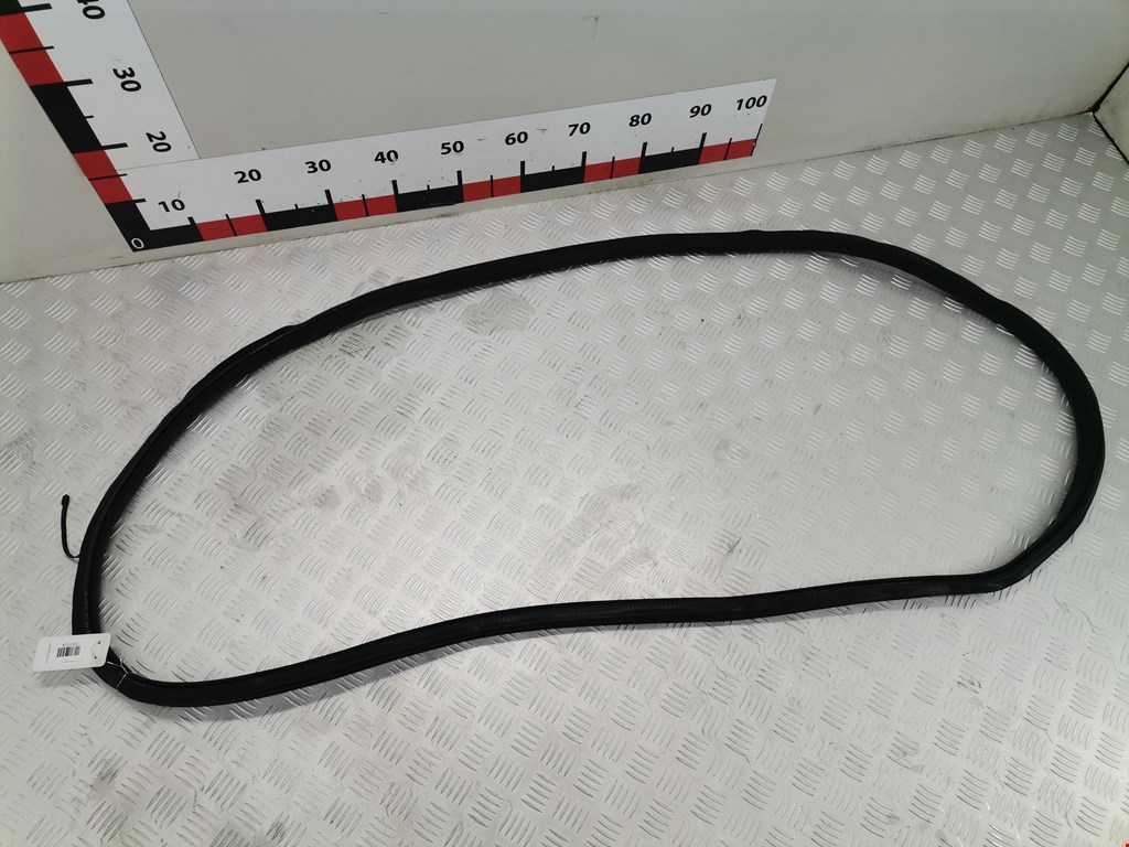 Уплотнитель двери VOLKSWAGEN Passat B7 2011-2015