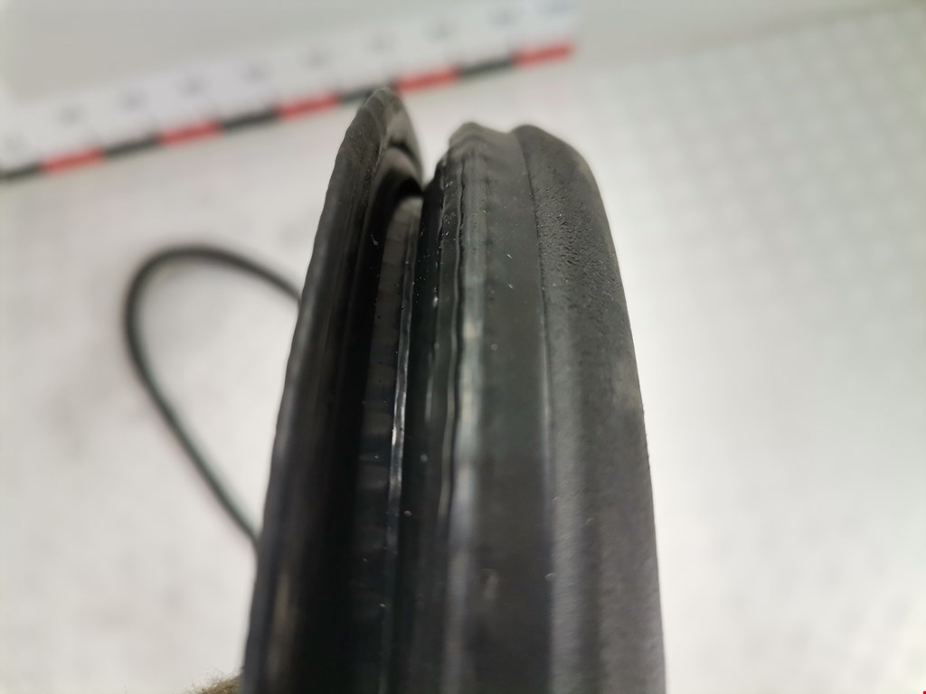 Уплотнитель двери VOLKSWAGEN Passat B7 2011-2015