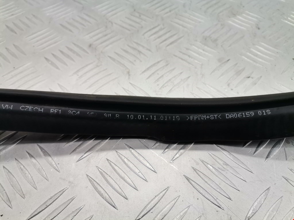 Уплотнитель двери VOLKSWAGEN Passat B7 2011-2015