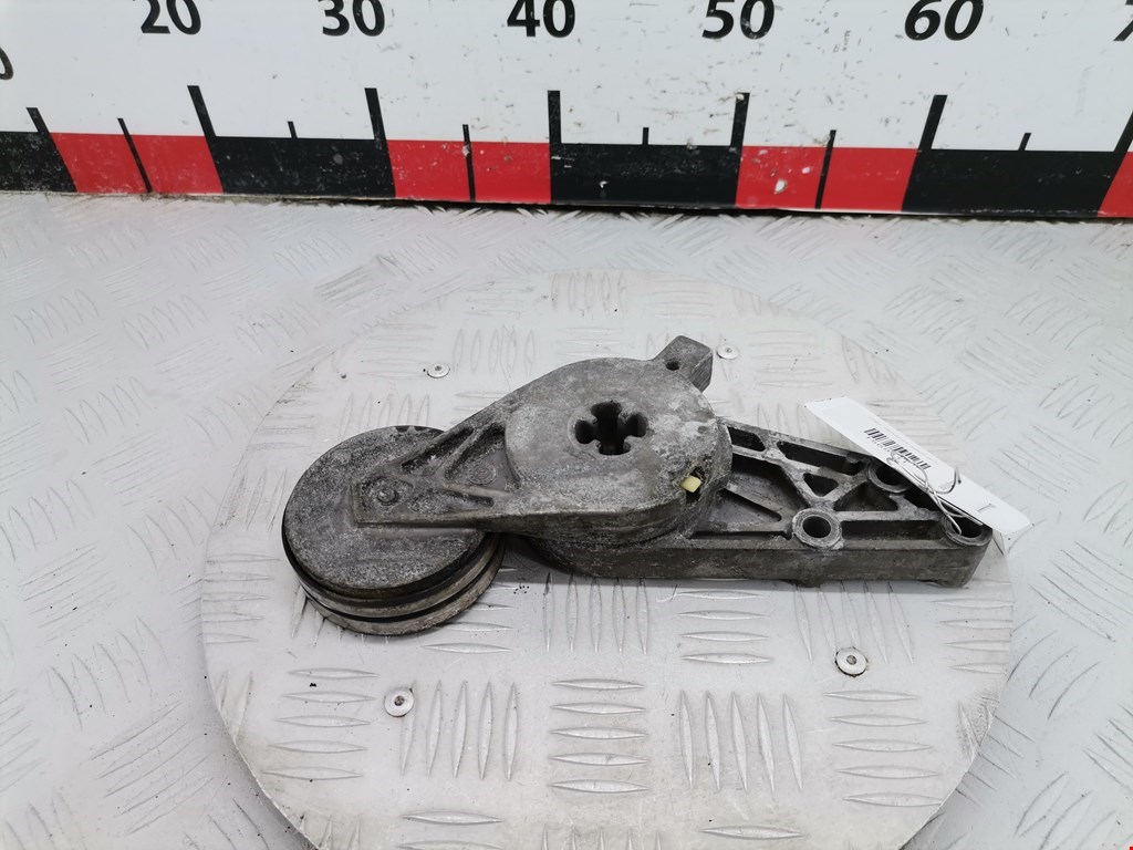 Натяжитель ремня генератора (приводного поликлинового ремня Volkswagen Passat 5 (1996-2000)