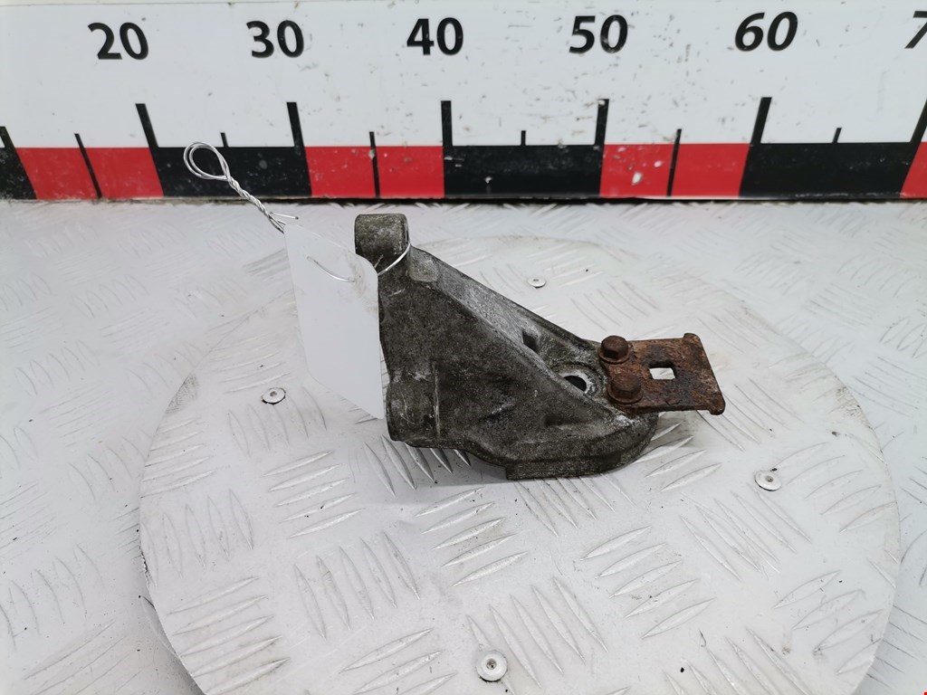 Кронштейн (крепление лапа) двигателя Volvo 850 (1991-1996)