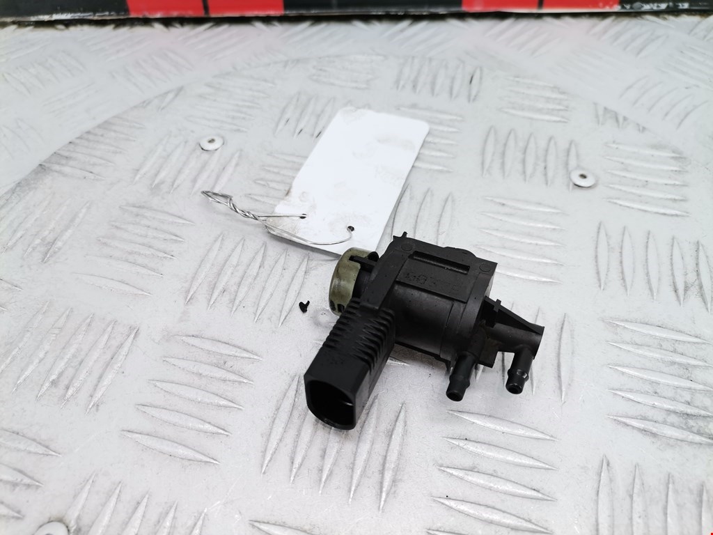 Клапан воздушного фильтра Audi Q7 4L (2005-2015)