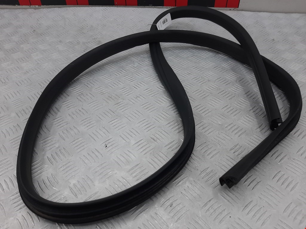 Уплотнитель двери FORD Focus III 2011-2019