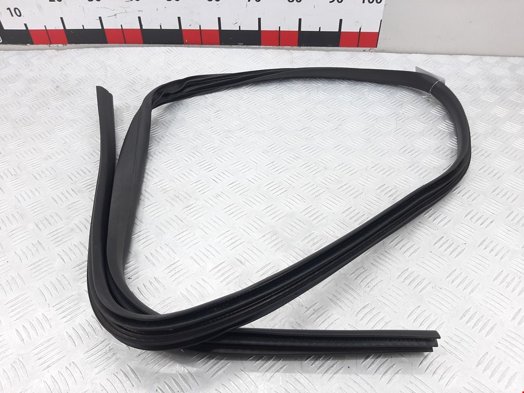 Уплотнитель двери FORD Focus III 2011-2019