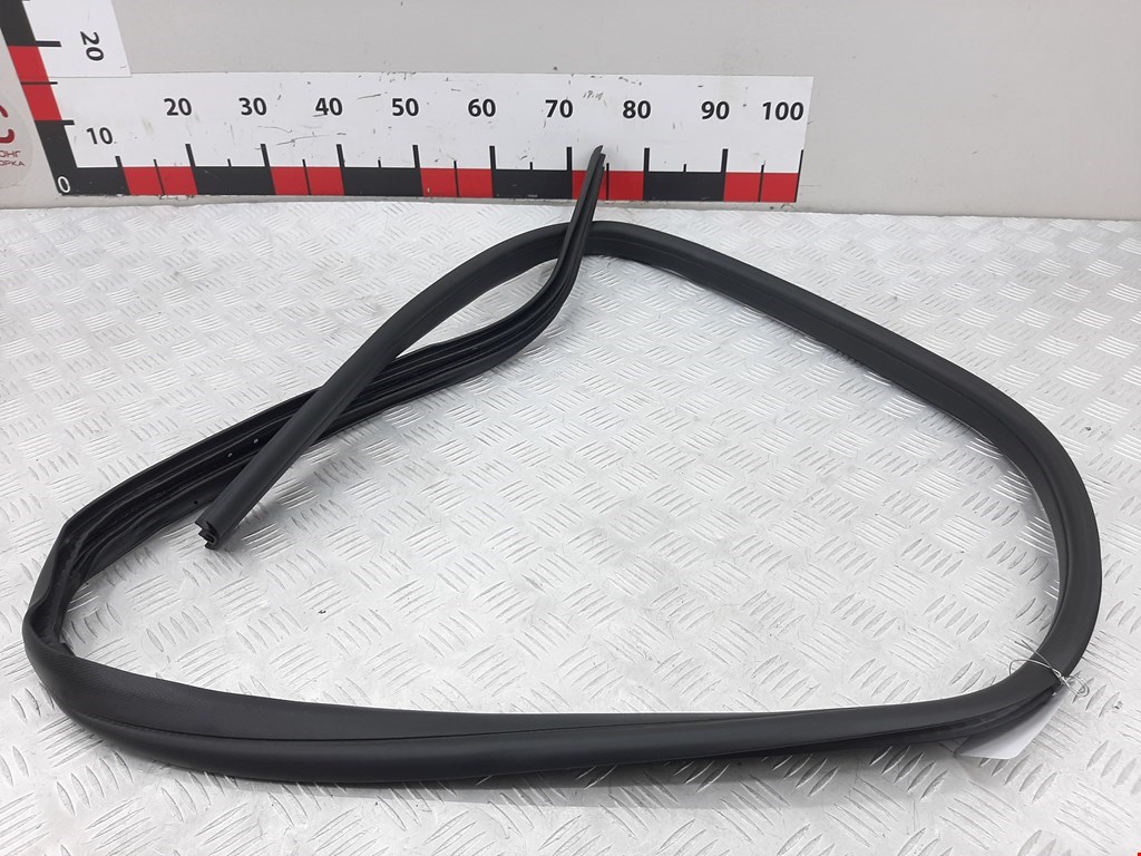 Уплотнитель двери FORD Focus III 2011-2019