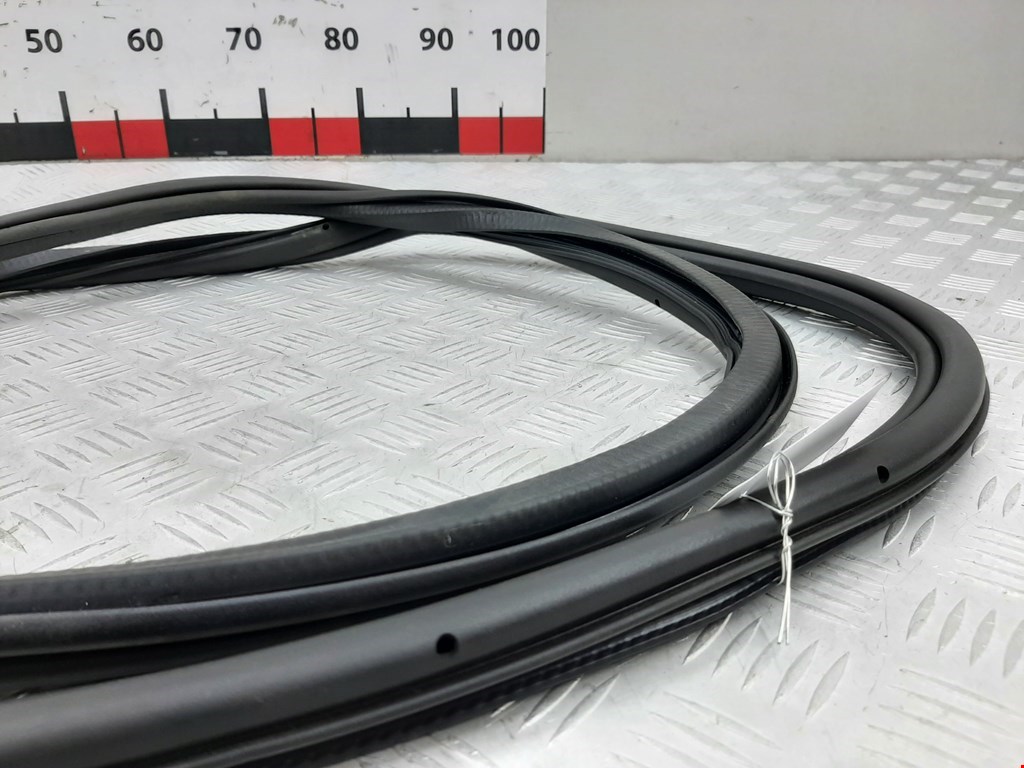 Уплотнитель двери AUDI Q7 I 2006-2015