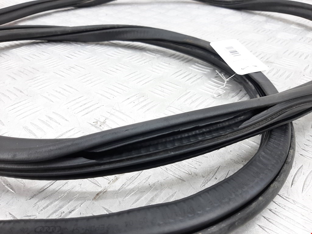 Уплотнитель двери AUDI A4 B8 2007-2015