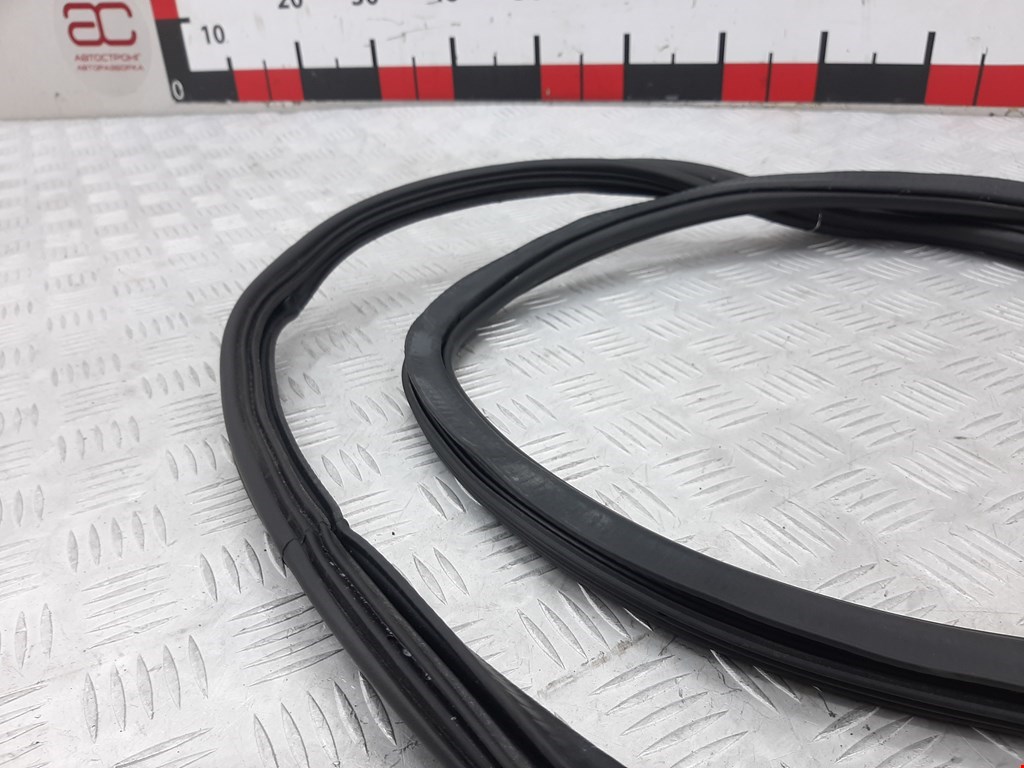 Уплотнитель двери AUDI A4 B8 2007-2015
