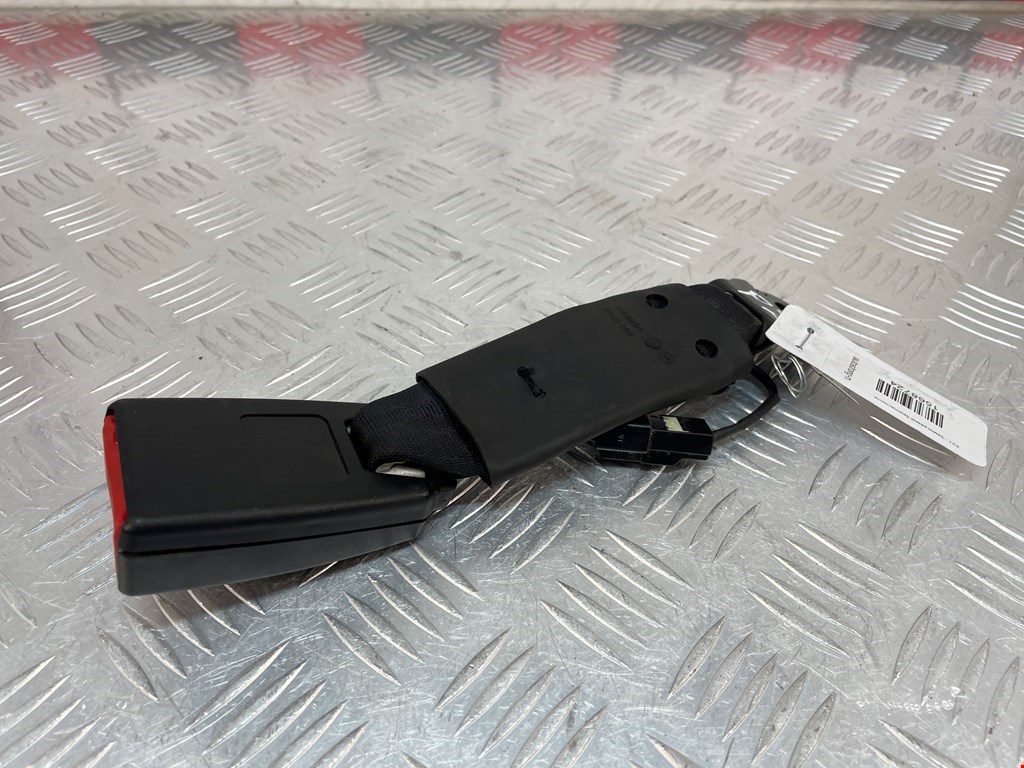 Замок ремня безопасности (преднатяжитель ремня безопасности) Toyota Avensis 3 (T270) (2009-2018)