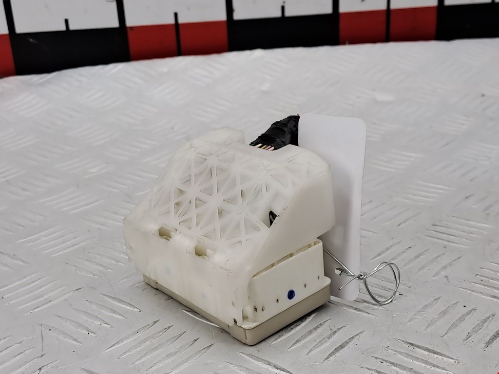 Датчик уровня в бачок омывателя TOYOTA Avensis 2009-2015