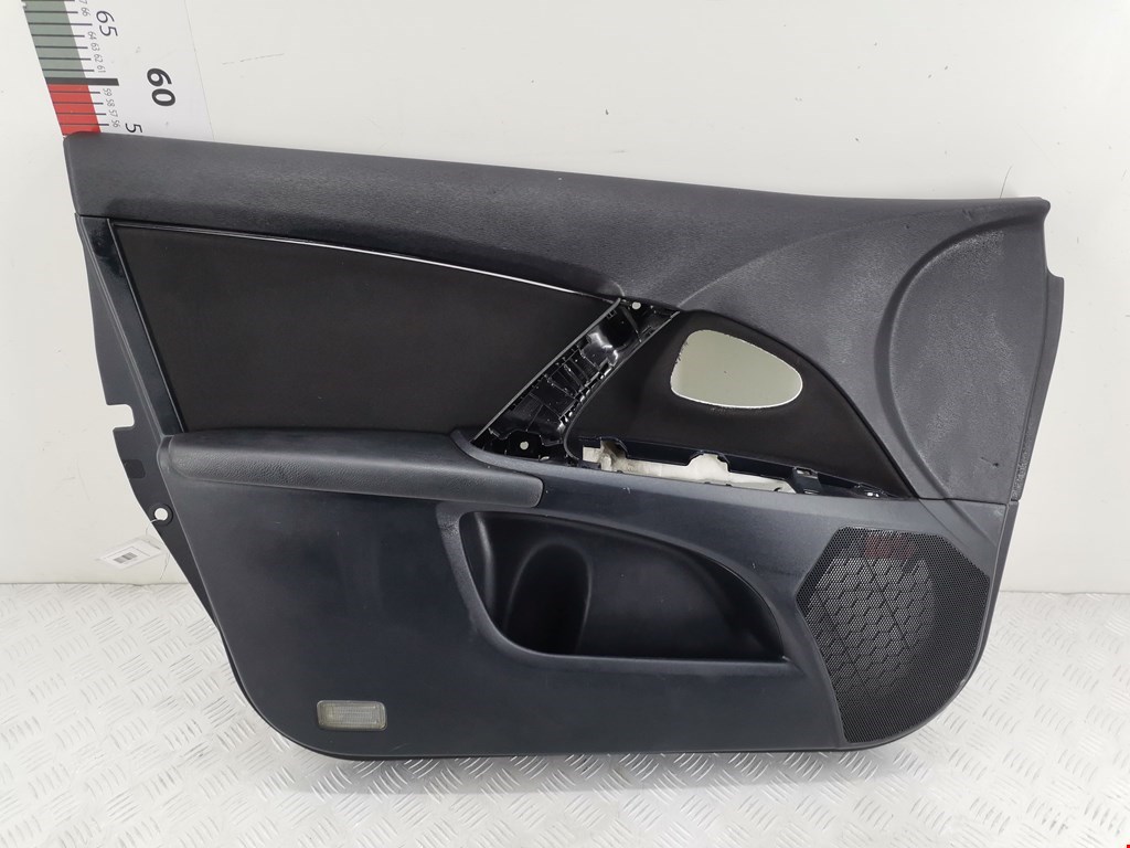 Обшивка двери передняя левая TOYOTA Avensis 2009-2015