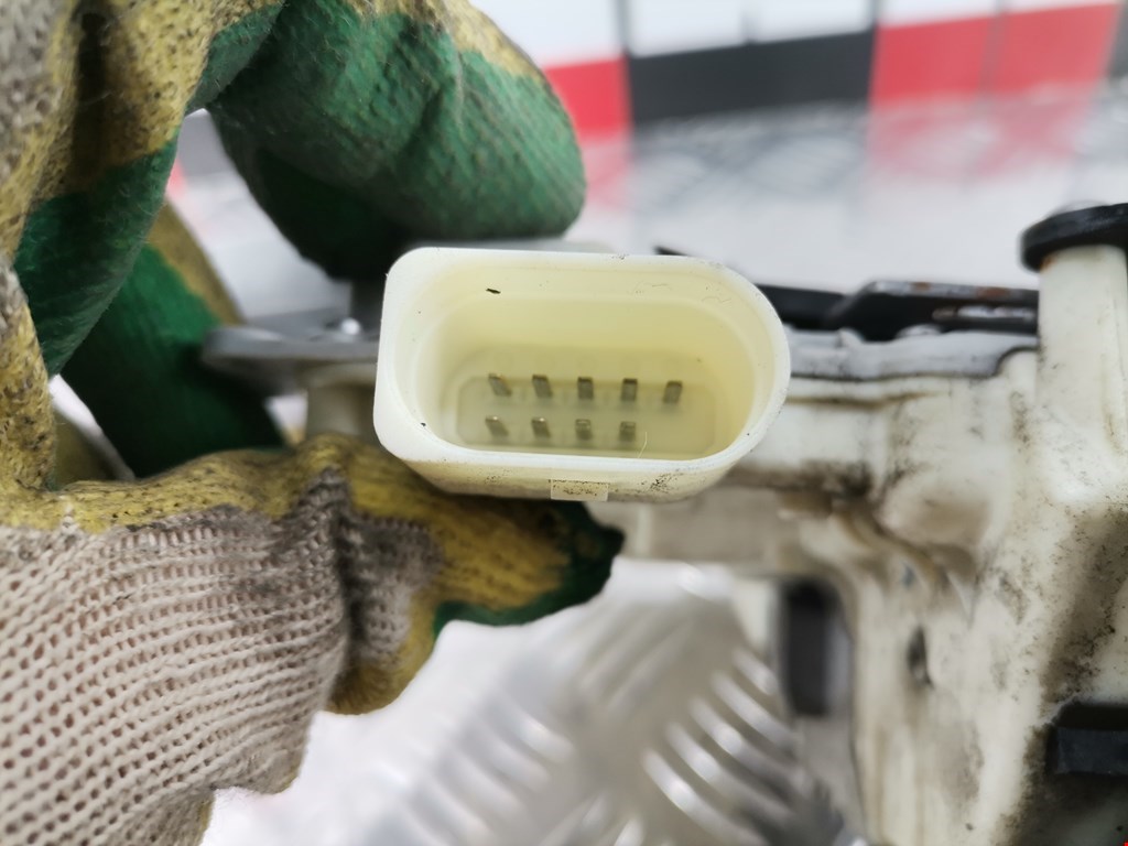 Замок двери передней правой VOLKSWAGEN Passat B7 2011-2015