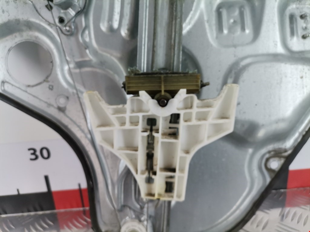 Стеклоподъемник задний левый HYUNDAI i30 2007-2012