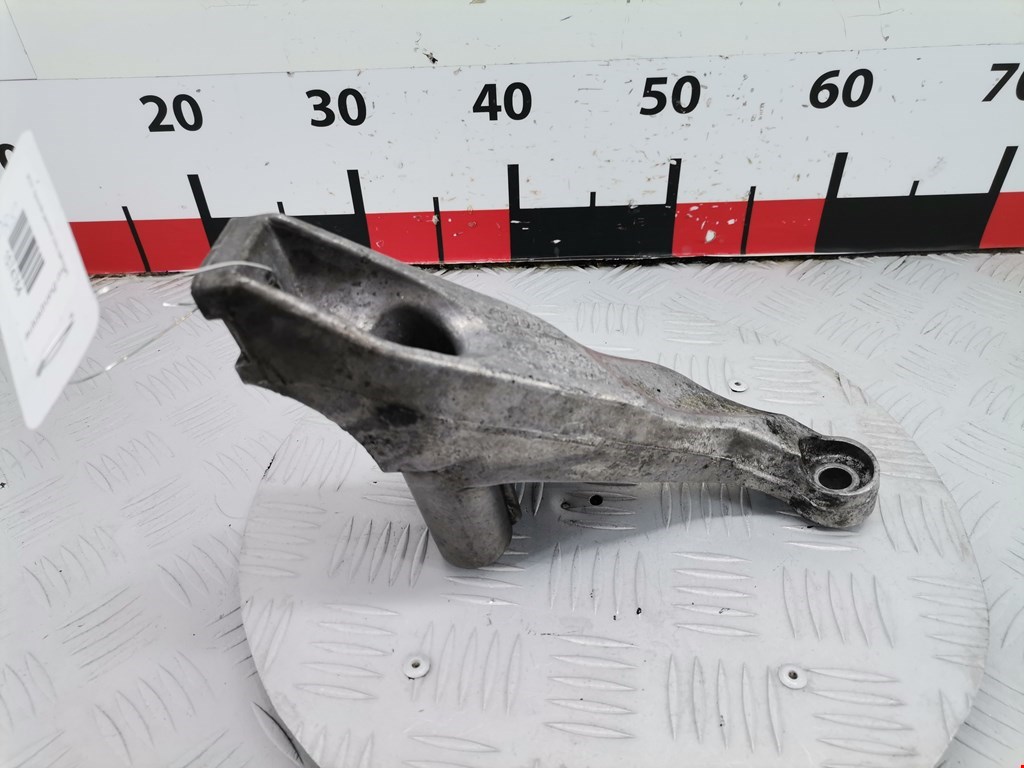 Кронштейн (крепление лапа) двигателя Audi A4 B6 (2000-2006)