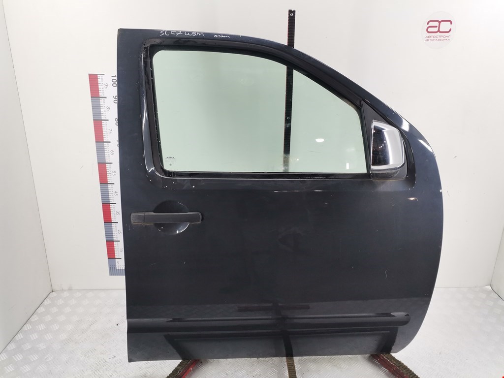 Уплотнитель стекла двери Nissan Navara (D40) (2004-2015)