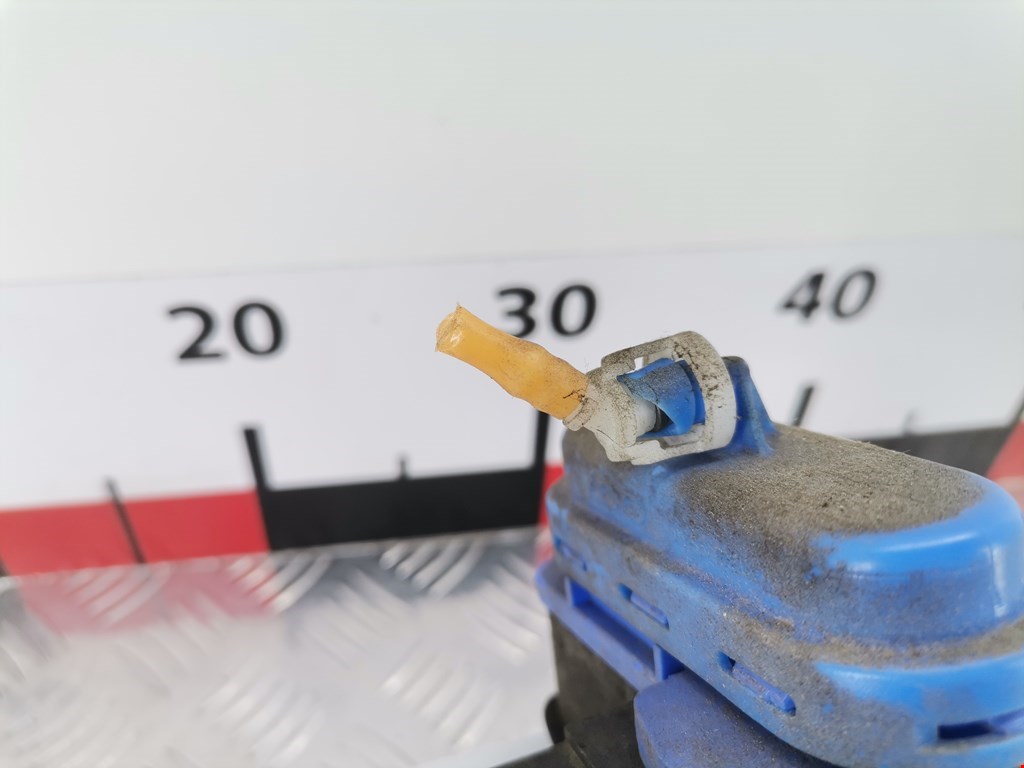 Замок двери задней правой AUDI A4 B5 1995-2001