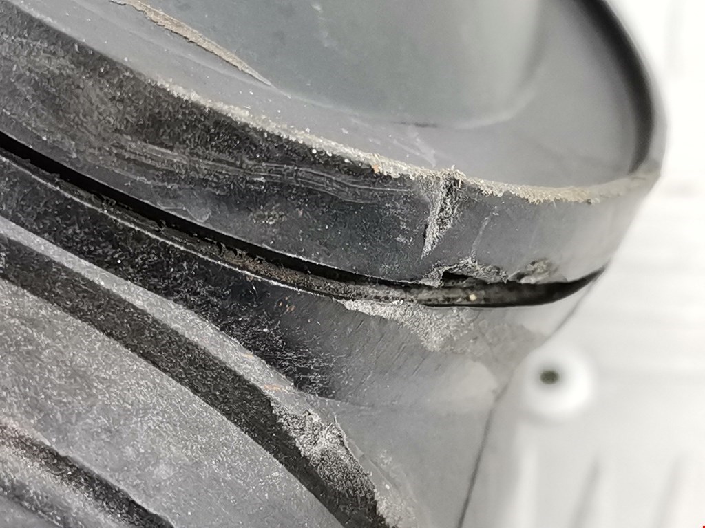 Патрубок воздушного фильтра AUDI A4 B6 2001-2005