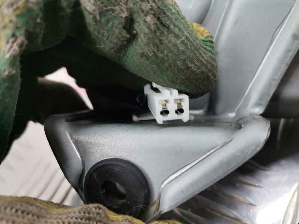 Моторчик стеклоочистителя задний MAZDA MPV LW 1999-2006