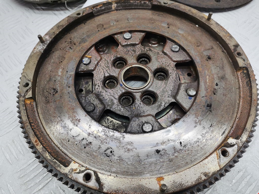 Маховик (демпфер сцепления) VOLKSWAGEN Passat B6 2005-2011