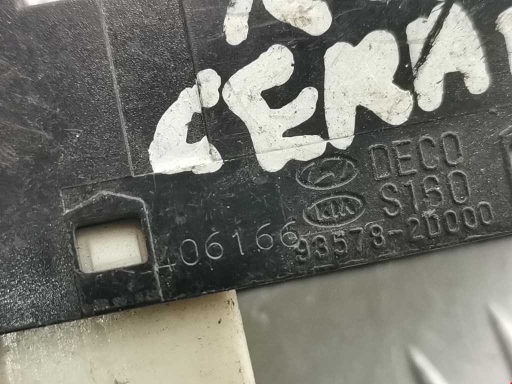 Кнопка стеклоподъемника KIA Cerato I 2004-2009