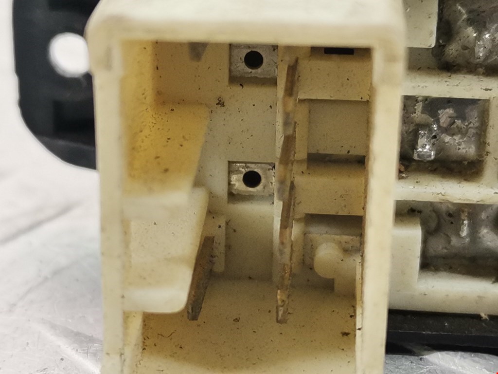 Кнопка стеклоподъемника KIA Cerato I 2004-2009