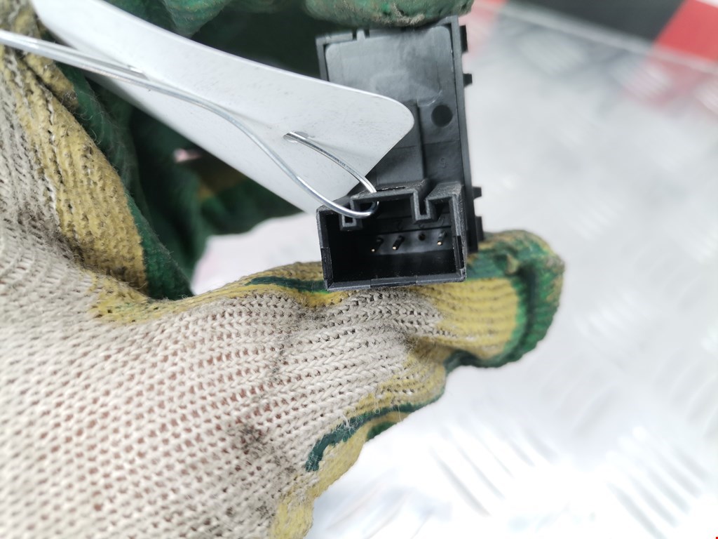 Кнопка стеклоподъемника VOLKSWAGEN Golf V 2003-2009