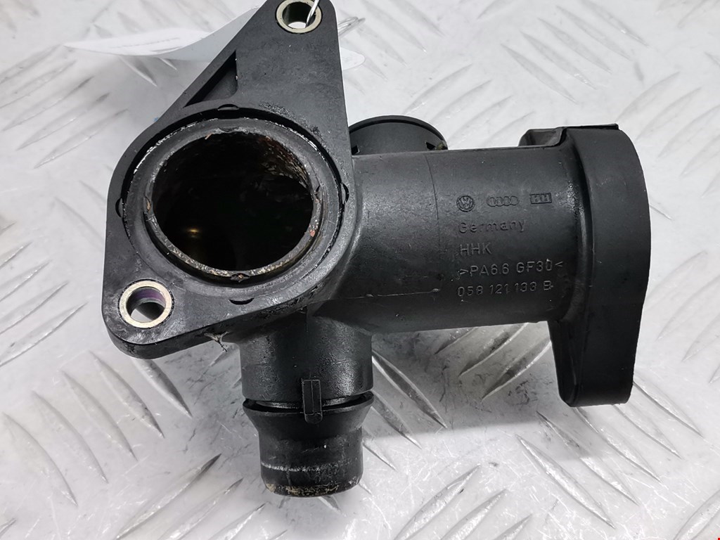 Тройник системы охлаждения AUDI A4 B5 1995-2001