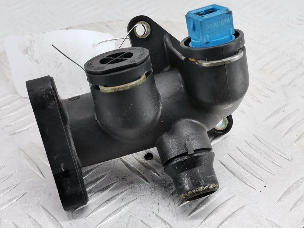 Тройник системы охлаждения AUDI A4 B5 1995-2001