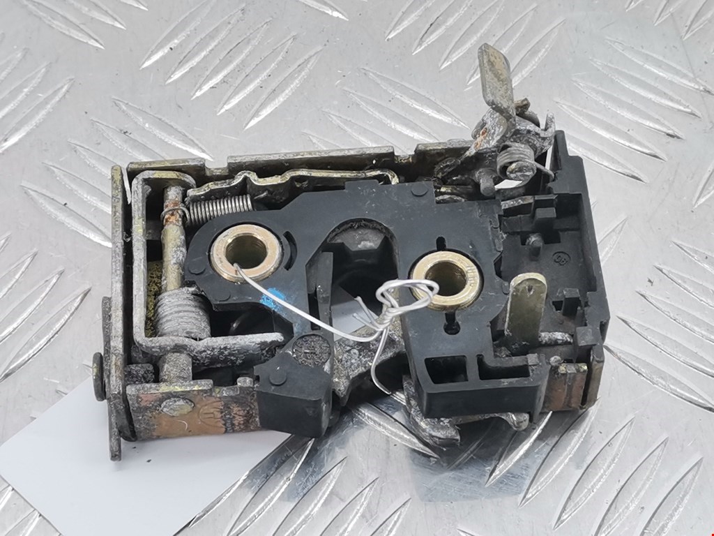 Замок двери задней правой VOLKSWAGEN Passat B4 1993-1997