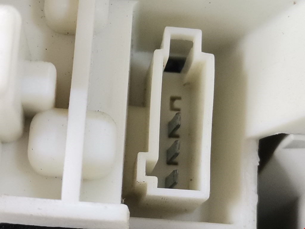 Фонарь задний внутренний левый OPEL Astra J 2009-2017