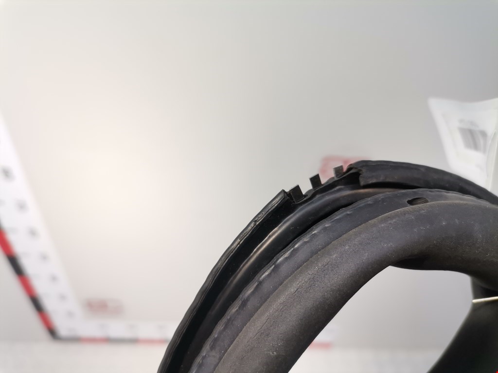 Уплотнитель двери VOLKSWAGEN Passat B7 2011-2015