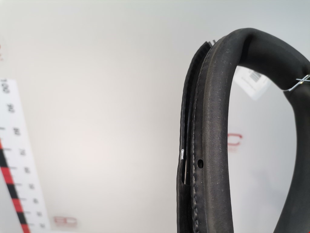 Уплотнитель двери VOLKSWAGEN Passat B7 2011-2015