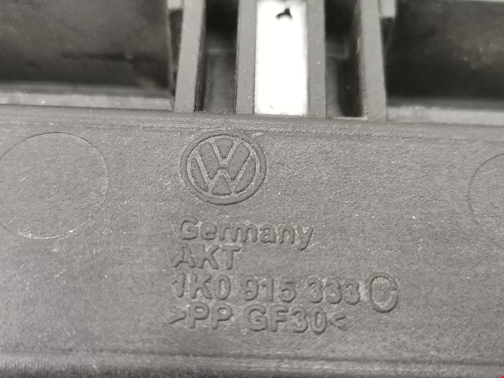 Крепление АКБ (корпус/подставка) VOLKSWAGEN Golf V 2003-2009