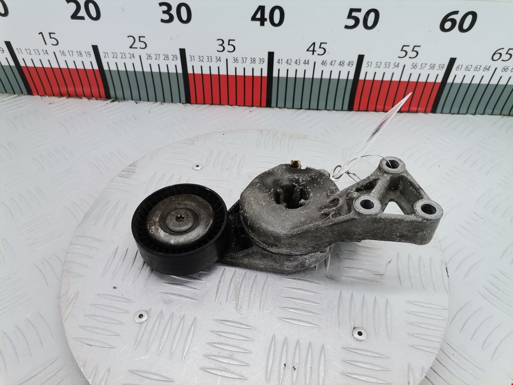 Натяжитель ремня генератора (приводного поликлинового ремня Volkswagen Golf 4 (1997-2004)