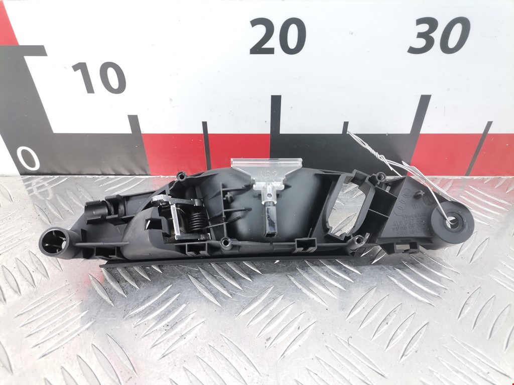 Ручка дверная задняя внутренняя правая AUDI Q7 I 2006-2015