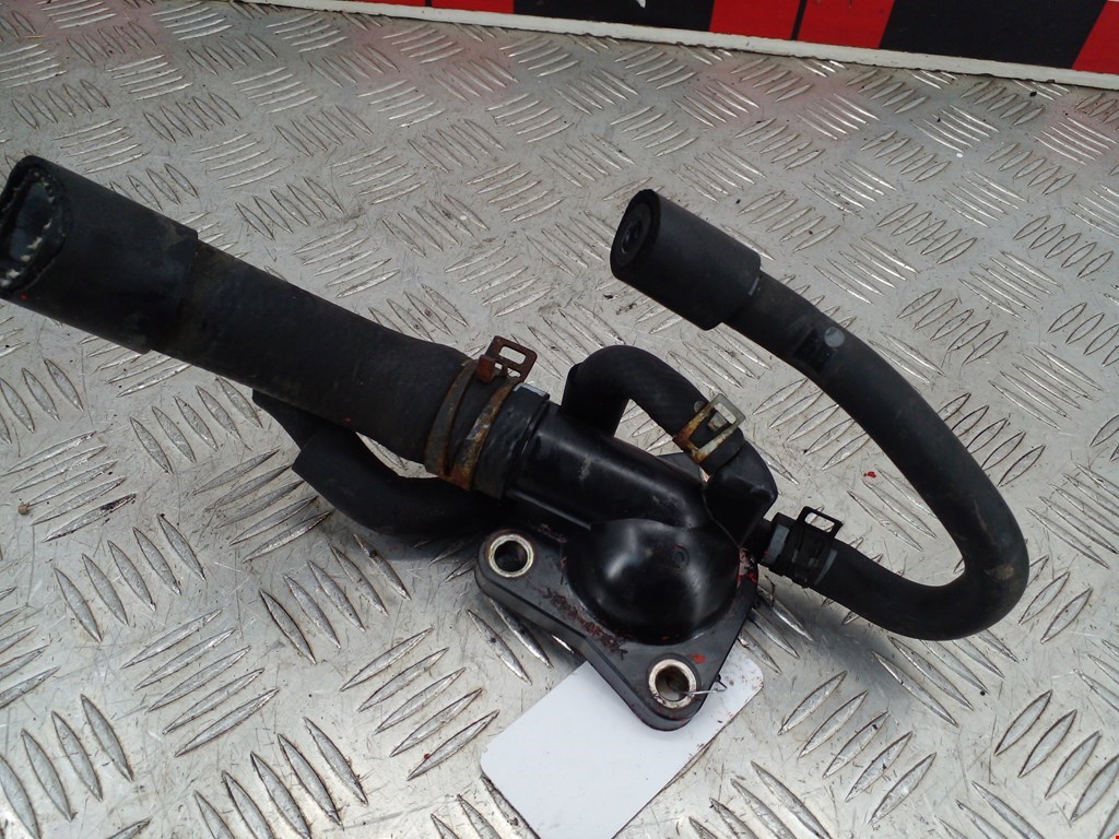 Фланец (штуцер системы охлаждения тройник) Mazda 3 BK (2003-2009)