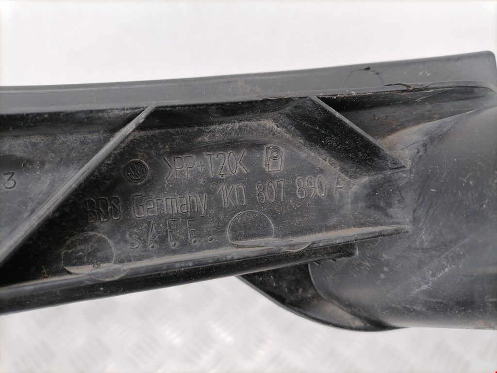 Кронштейн переднего бампера правый VOLKSWAGEN Golf V 2003-2009