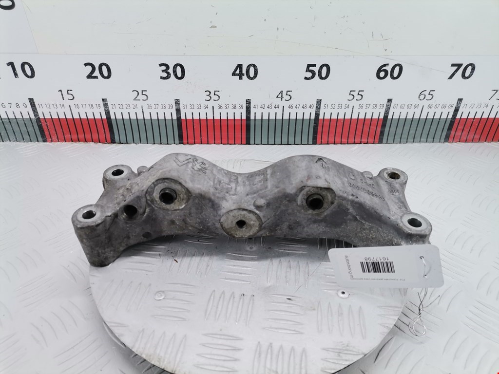 Кронштейн (крепление лапа) двигателя