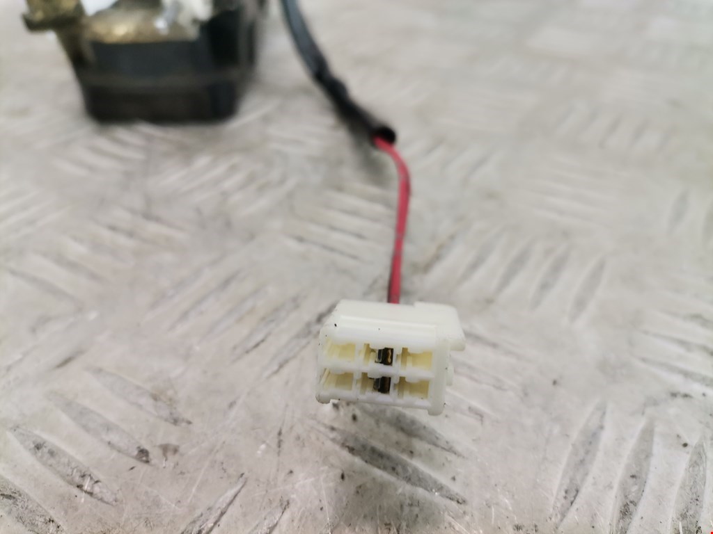 Замок двери задней левой MAZDA Premacy CP 1999-2004